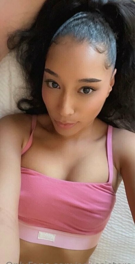 Photo nue de fuite OnlyFans de Molly And Mia