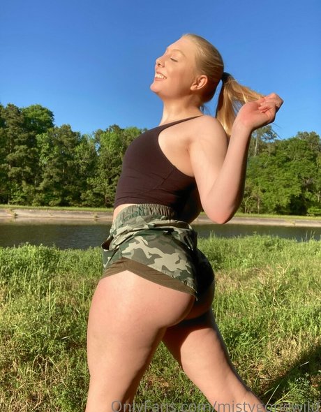 Photo nue de fuite OnlyFans de Mistybluegonewild