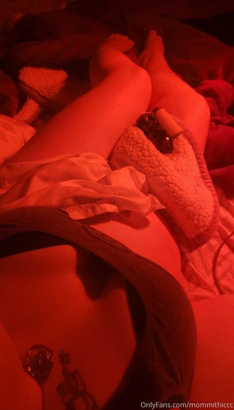 Photo nue de fuite OnlyFans de Mommithiccc
