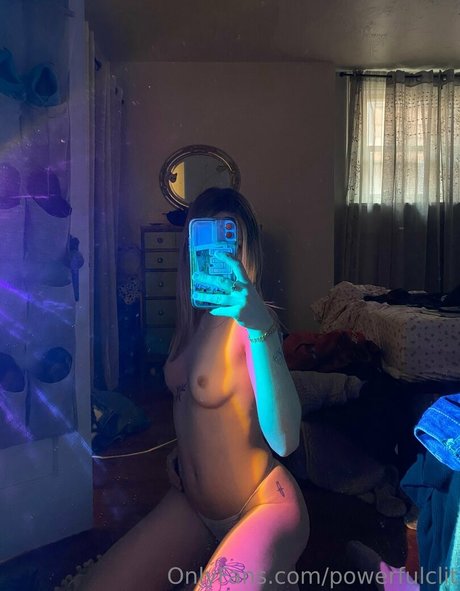 Photo nue de fuite OnlyFans de Powerfulclit