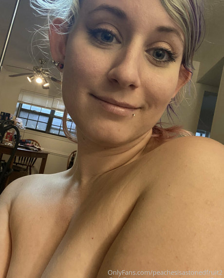 Photo nue de fuite OnlyFans de Peachesisastonedfruit2