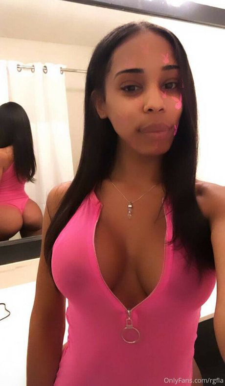 Photo nue de fuite OnlyFans de Larissa Castr0