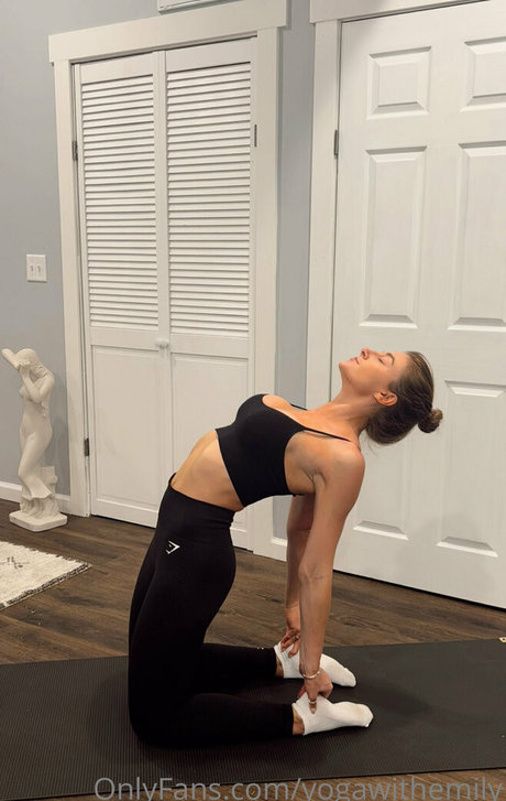 Photo nue de fuite OnlyFans de Yogawithemily