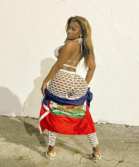 Photo nue de fuite OnlyFans de Hispaniola