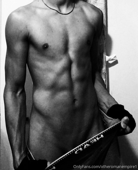 Photo nue de fuite OnlyFans de Xtheromanempire1
