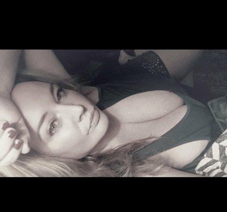 Photo nue de fuite OnlyFans de Dutchcurvesinheels