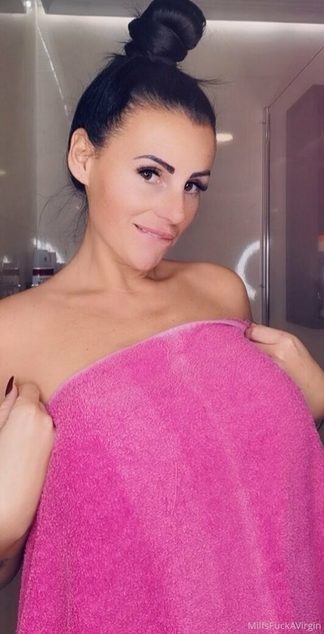 Photo nue de fuite OnlyFans de Milfsfuckavirgin